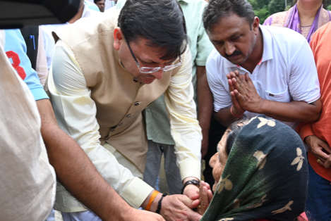 मुख्यमंत्री श्री पुष्कर सिंह धामी ने गुरुवार को जनपद टिहरी के आपदाग्रस्त क्षेत्र जखन्याली का स्थलीय निरीक्षण किया।